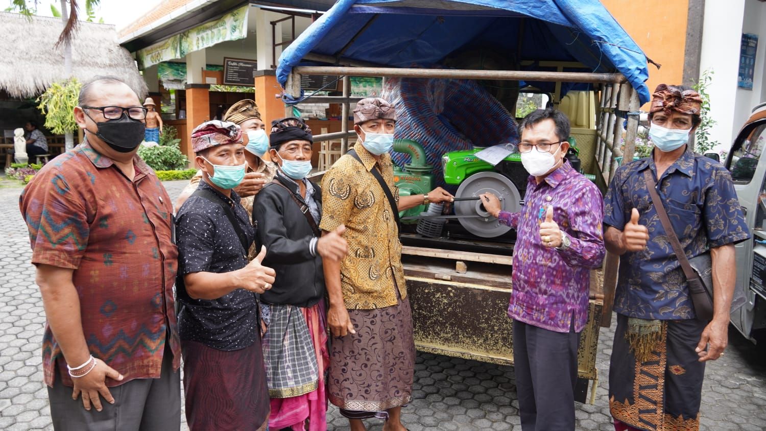 podiumnews.com-Pemprov Bali Serahkan Bantuan Alat dan Mesin ke Petani